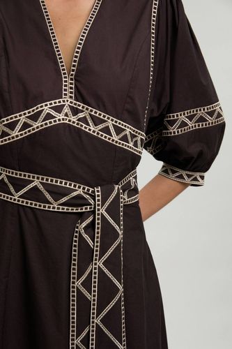 Robe Midi Ceinturée À Détails Brodés | Taille 16 - KarenMillen - Modalova