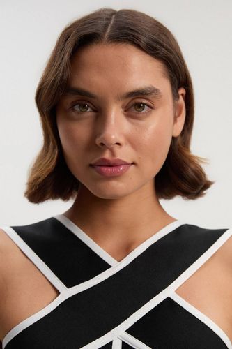 Robe Croisée Devant En Maille Bandage Avec Détails Contrastés | Taille 18 - KarenMillen - Modalova