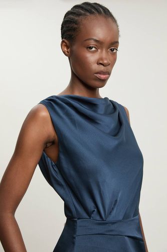 Robe Midi Sans Manches En Satin Texturé À Détail De Volants | Taille 18 - KarenMillen - Modalova