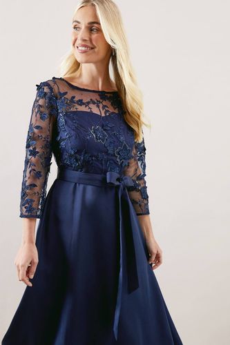 Robe Petite Occasion en Satin avec Superposition de Maille Ajustée et Évasée | Taille 46 - Wallis - Modalova