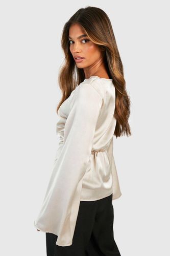 Chemisier en satin à encolure fendue et taille froncée | Taille 42 - boohoo - Modalova