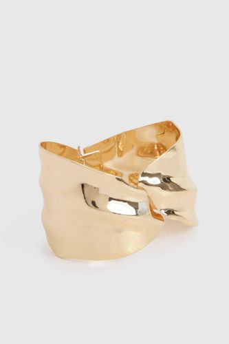 Bracelet épais en or martelé - boohoo - Modalova