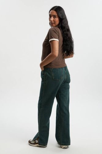 Jean de Maternité Taille Haute Jambe Droite avec Ourlet Fendu | Taille 44 - boohoo - Modalova