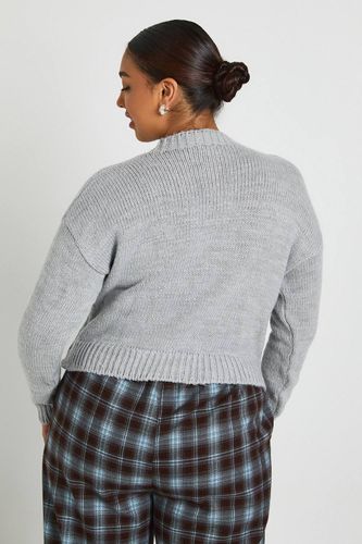 Plus Crew Neck Button Front Cardigan | Taille 24-26 - boohoo - Modalova