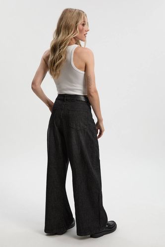 Jean Basique Petite Super Jambe Évasée | Taille 16/28L - boohoo - Modalova