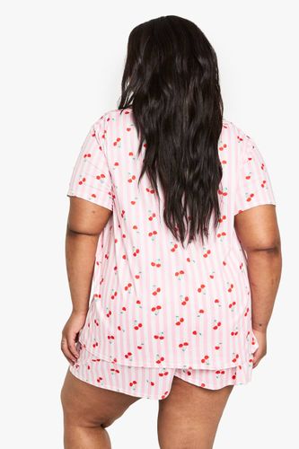 PLUS CHEMISE ET SHORT À IMPRESSION CERISE EN TAILLES PLUS | Taille 48 - boohoo - Modalova