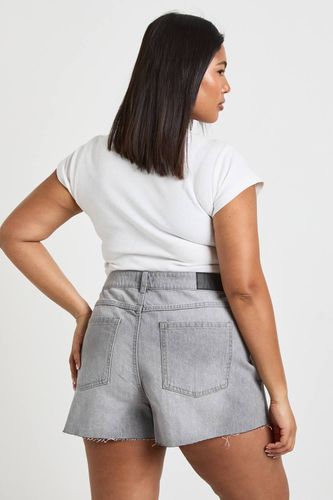 Short En Jean Grande Taille À Ourlet Brut | Taille 48 - boohoo - Modalova