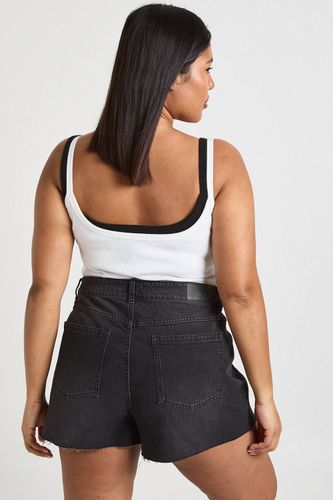 Short en jean à ourlet brut - Taille plus | Taille 46 - boohoo - Modalova
