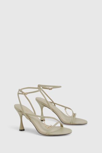 Détail de chaîne sur talons évasés | Taille 41 - boohoo - Modalova