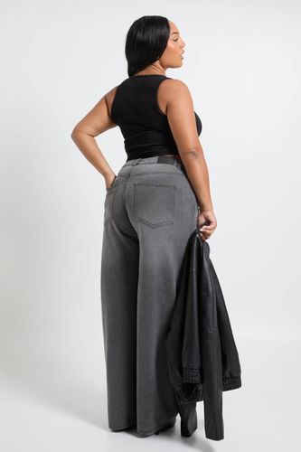 Jean orné, taille haute, jambe droite Plus | Taille 48 - boohoo - Modalova