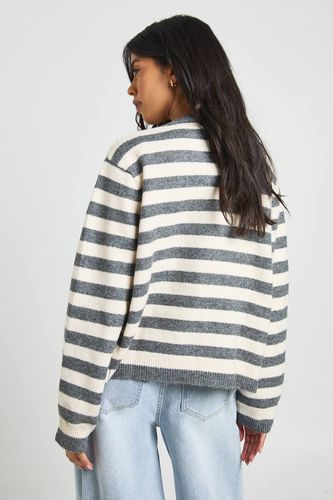 Ensemble 2 Pièces Cardigan Oversize et Crop Top Tricotés à Rayures Ultra Doux | Taille Large - boohoo - Modalova