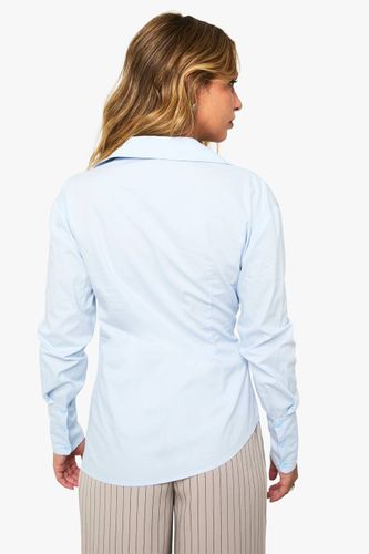 Chemise enveloppante à décolleté plongeant et ceinturée | Taille 42 - boohoo - Modalova