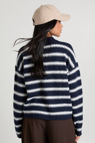 Cardigan boutonné à encolure haute aux rayures super douces | Taille Medium - boohoo - Modalova