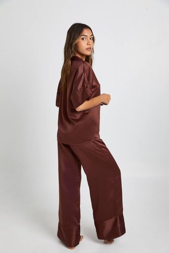 Ensemble de pyjama : chemise oversize en satin à manches courtes et pantalon à jambes larges | Taille 44 - boohoo - Modalova
