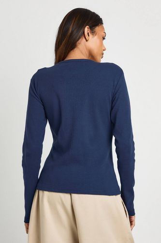 Top ajusté basique en maille côtelée pour maternité à manches longues, coupe longline | Taille 44 - boohoo - Modalova