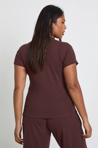 Haut Ajusté À Manches Courtes Côtelé Grande Taille Basique | Taille 48 - boohoo - Modalova
