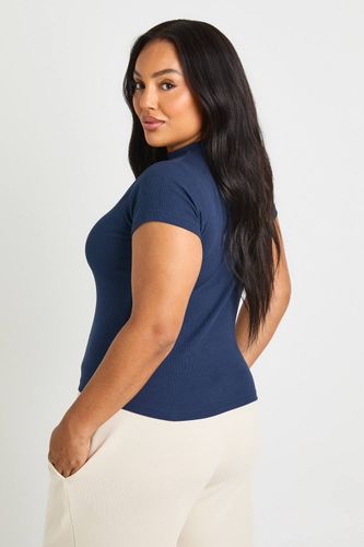Haut Ajusté À Manches Courtes Côtelé Plus Basic | Taille 48 - boohoo - Modalova