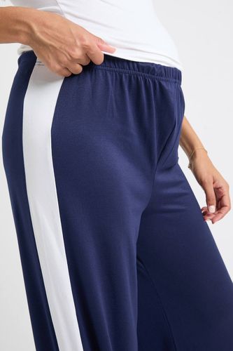 Pantalon Maternité à Rayure Latérale Contrastée à Jambe Évasée | Taille 44 - boohoo - Modalova