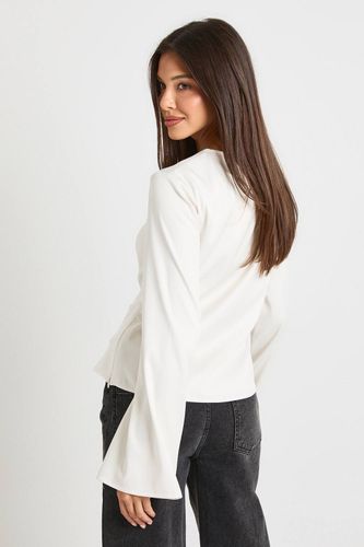 Chemisier à manches évasées avec détails de garniture dorée | Taille 40 - boohoo - Modalova