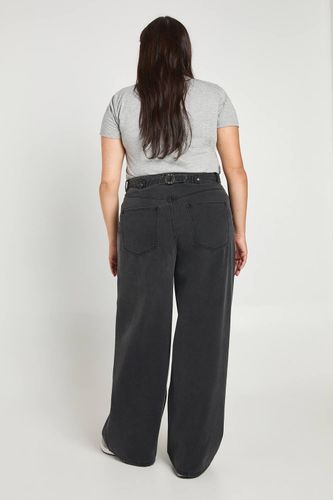 Jean Taille Haute Cintrée Coupe Ample Grande Taille Avec Ajusteur | Taille 48 - boohoo - Modalova