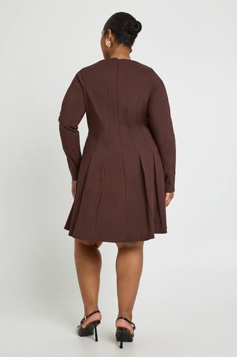 Plus Bengaline robe patineuse à manches longues plissée | Taille 48 - boohoo - Modalova
