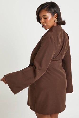 Plus robe blazer cintrée à nouer à la taille | Taille 48 - boohoo - Modalova