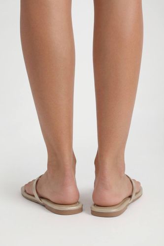 Tongs À Bout Carré Coupe Large | Taille 37 - boohoo - Modalova