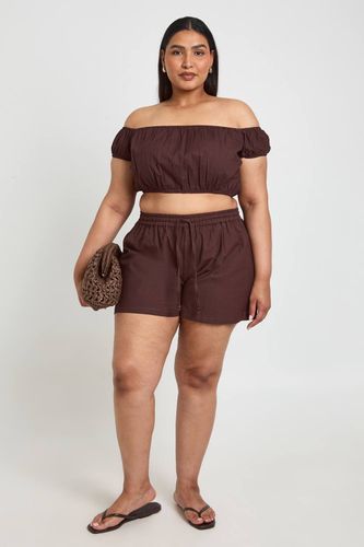 Short Grande Taille En Lin Avec Bordure Perlée Et Taille Élastiquée | Taille 48 - boohoo - Modalova