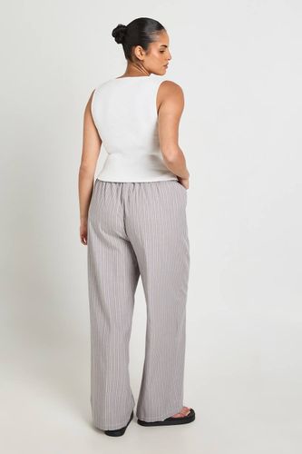 Pantalon Grande Taille À Rayures En Popeline Avec Boutons Henley | Taille 48 - boohoo - Modalova