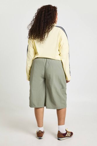 Short Cargo En Nylon Grande Taille | Taille 44 - boohoo - Modalova