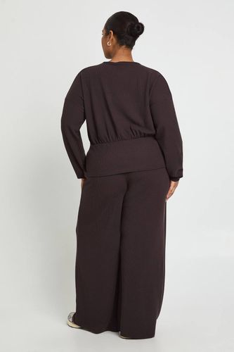 Ensemble Grande Taille Top Manches Longues Taille Cintrée et Pantalon Coordonné | Taille 48 - boohoo - Modalova