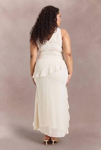 Robe Maxi Grande Taille À Volant Asymétrique À La Taille | Taille 48 - boohoo - Modalova