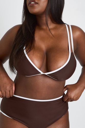 Ensemble Bikini Grande Taille Haut Triangle À Bords Contrastés Et Bas Taille Haute | Taille 54 - boohoo - Modalova