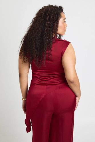 Haut Grande Taille En Satin Col Bénitier Ourlet Asymétrique | Taille 48 - boohoo - Modalova