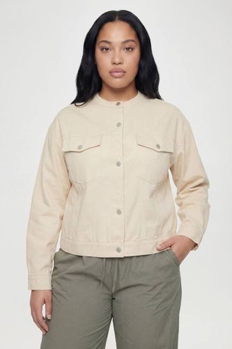Chemise Grande Taille En Sergé Sans Col Avec Taille Cintrée | Taille 48 - boohoo - Modalova