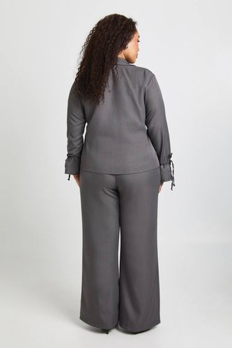 Ensemble Coordonné Grande Taille Chemise Tissée et Pantalon avec Détail Poignets à Nouer | Taille 48 - boohoo - Modalova