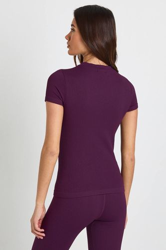Haut Actif à Manches Courtes Sans Coutures Côtelé Contour | Taille Medium - boohoo - Modalova