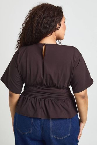 Haut Grande Taille À Buste Froncé Et Détail Taille Corset | Taille 48 - boohoo - Modalova
