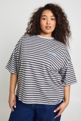 Haut Grande Taille À Rayures Manches Courtes Oversize | Taille 48 - boohoo - Modalova