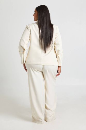 Blazer Grande Taille À Manches Volumineuses Et Détail Doré | Taille 48 - boohoo - Modalova