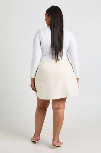 Jupe-short Ajustée Grande Taille | Taille 48 - boohoo - Modalova