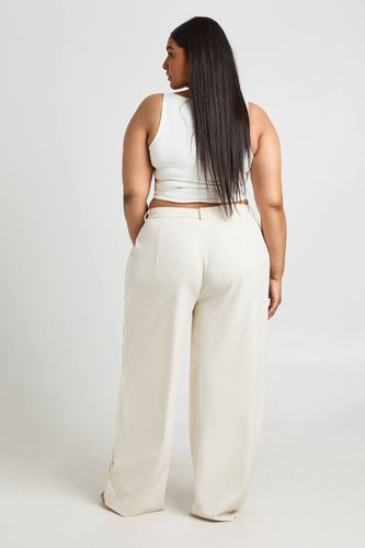 Pantalon Tailleur Grande Taille Avec Finitions Dorées | Taille 48 - boohoo - Modalova