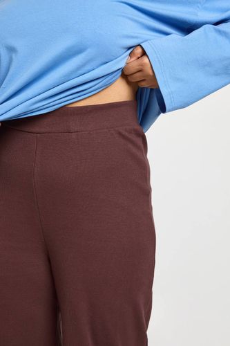 Pantalon Côtelé Droit Jambe Droite Plus Basic | Taille 48 - boohoo - Modalova