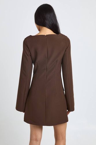 Robe Mini Ajustée À Manches Longues Et Encolure Bateau Pour Grande Taille | Taille 44 - boohoo - Modalova