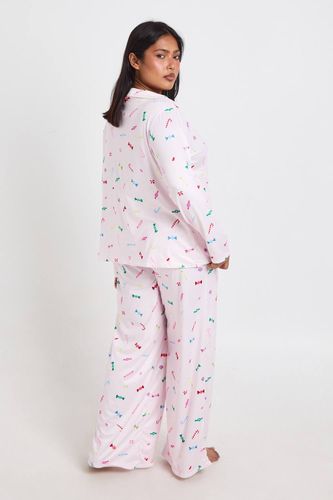 Ensemble De Pyjama Grande Taille Chemise À Manches Longues Et Pantalon Imprimé Bonbons | Taille 48 - boohoo - Modalova