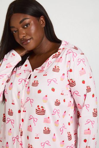 Ensemble Pyjama Grande Taille Chemise À Manches Longues Et Pantalon Imprimé Gâteaux Et Nœuds | Taille 48 - boohoo - Modalova