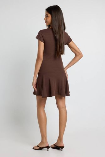 Robe Patineuse Côtelée À Ourlet Tombant Et Manches Courtes | Taille 44 - boohoo - Modalova