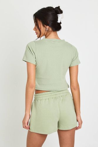 Ensemble Survêtement Côtelé Haut Court À Manches Courtes Boutonné Et Short | Taille Medium - boohoo - Modalova