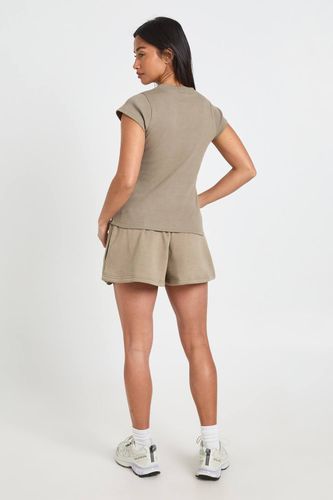 Ensemble Survêtement Petite Taille Haut Côtelé Boutonné À Manches Courtes Et Short | Taille Medium - boohoo - Modalova