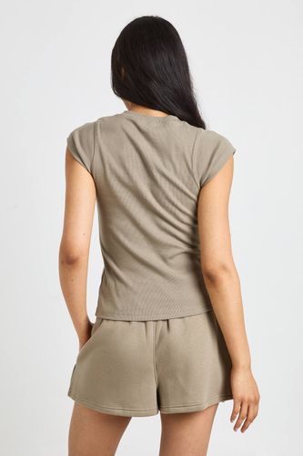 Ensemble Survêtement Côtelé Tall Avec Haut À Manches Courtes Boutonné Et Short | Taille Medium - boohoo - Modalova
